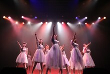 LinQ「ロード・オブ・ザ・リンク～LinQ第2章 虹の架け橋～」福岡・天神ベストホール公演の様子。（写真提供：エイベックス）