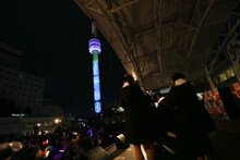 「NGT48」の文字が浮かぶレインボータワー。(c)AKS