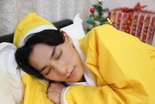タカシのベッドで寝るユースケサンタ。