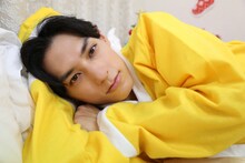 タカシのベッドでくつろぐユースケサンタ。