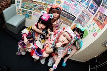 大阪・ユニバースの楽屋でのゆるめるモ！（Photo by shinz）