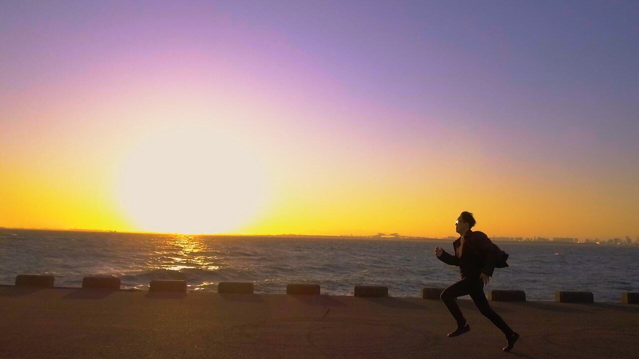 フルカワユタカ、新曲MVで全力疾走