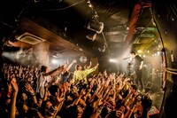 Crossfaith「10th ANNIVERSARY TOUR ONE MAN SHOWS - FAITH LASTS FOREVER -」沖縄・桜坂セントラル公演の様子。