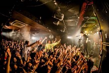 Crossfaith「10th ANNIVERSARY TOUR ONE MAN SHOWS - FAITH LASTS FOREVER -」沖縄・桜坂セントラル公演の様子。
