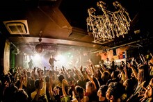 Crossfaith「10th ANNIVERSARY TOUR ONE MAN SHOWS - FAITH LASTS FOREVER -」沖縄・桜坂セントラル公演の様子。