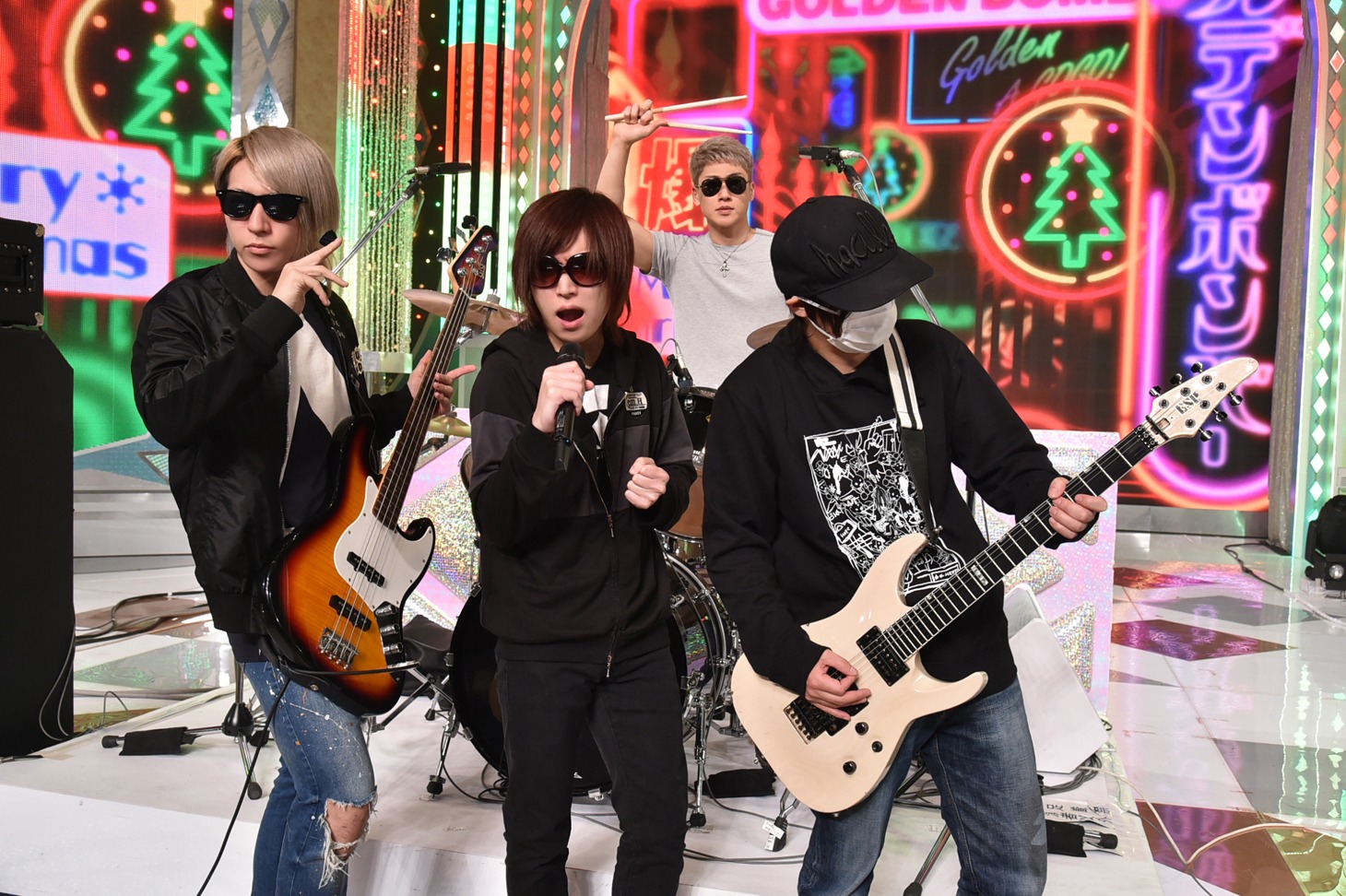 人気画像8位は「果たして成功するのか……ゴールデンボンバーが初めて『Mステ』で生演奏」より、ゴールデンボンバー。 (c)テレビ朝日