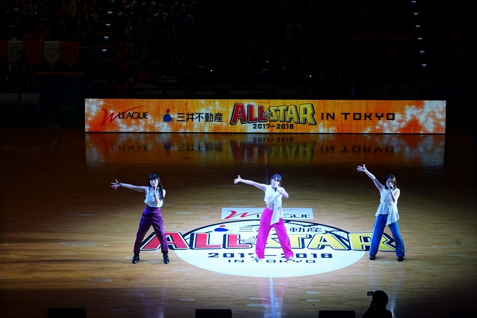 「Wリーグ 三井不動産オールスター 2017-18 in TOKYO」でオープニングライブを行ったJ☆Dee'Z。（写真提供：ソニー・ミュージックレコーズ）