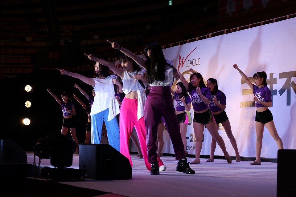 「Wリーグ 三井不動産オールスター 2017-18 in TOKYO」でオープニングライブを行ったJ☆Dee'Z。（写真提供：ソニー・ミュージックレコーズ）