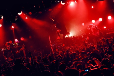 KEYTALK「灼熱の小旅行 運転技術向上委員会 冬の陣 ～ハンドルを片手に～」東京・渋谷CLUB QUATTRO公演の様子。（撮影：後藤壮太郎）