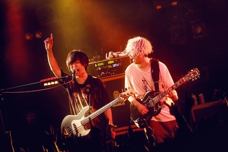 左から首藤義勝（Vo, B）、小野武正（G, Cho）。（撮影：後藤壮太郎）