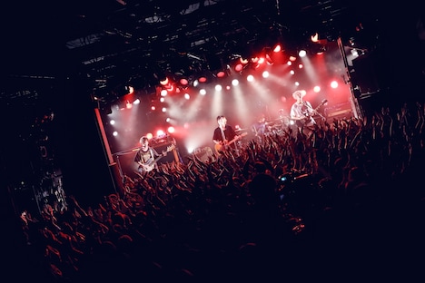 KEYTALK「灼熱の小旅行 運転技術向上委員会 冬の陣 ～ハンドルを片手に～」東京・渋谷CLUB QUATTRO公演の様子。（撮影：後藤壮太郎）