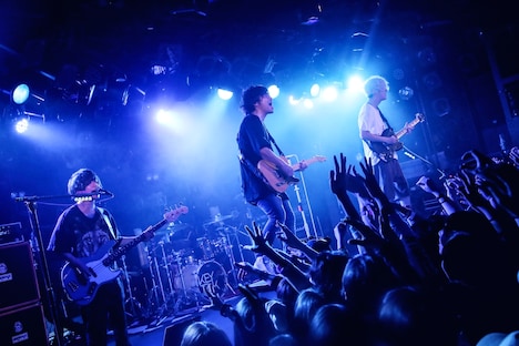 KEYTALK「灼熱の小旅行 運転技術向上委員会 冬の陣 ～ハンドルを片手に～」東京・渋谷CLUB QUATTRO公演の様子。（撮影：後藤壮太郎）