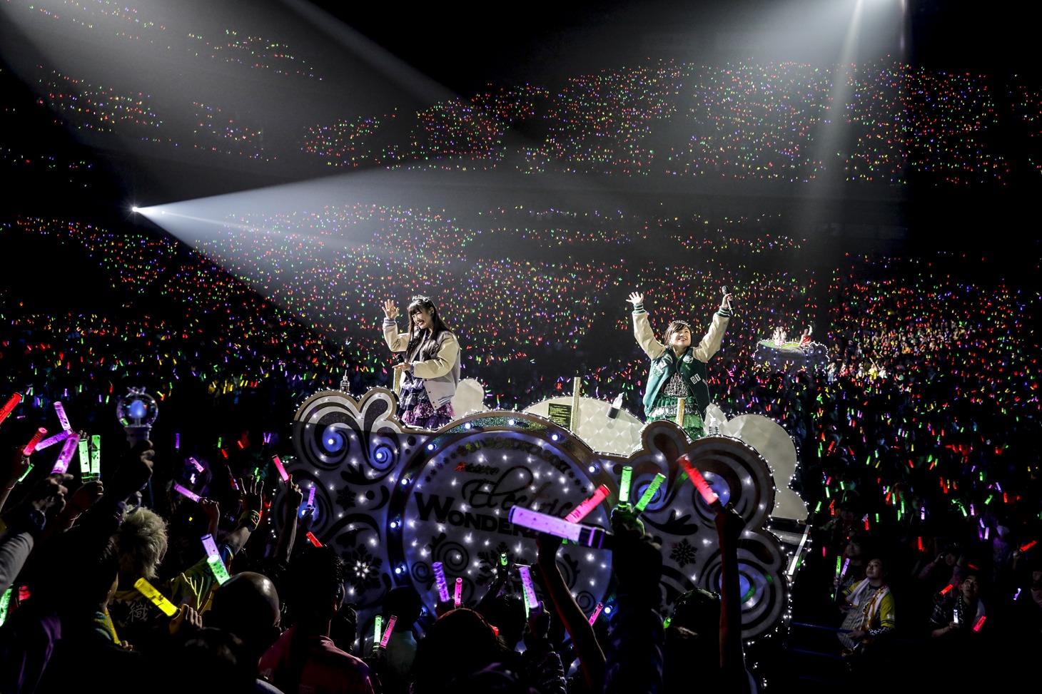 「ももいろクリスマス 2017 ～完全無欠のElectric Wonderland～」さいたまスーパーアリーナ公演の様子。（Photo by HAJIME KAMIIISAKA+Z）