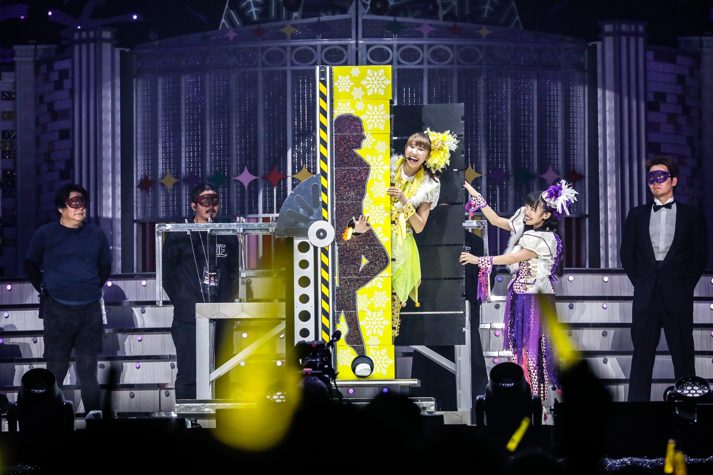 高城れにマジックショーの様子。（Photo by HAJIME KAMIIISAKA+Z）