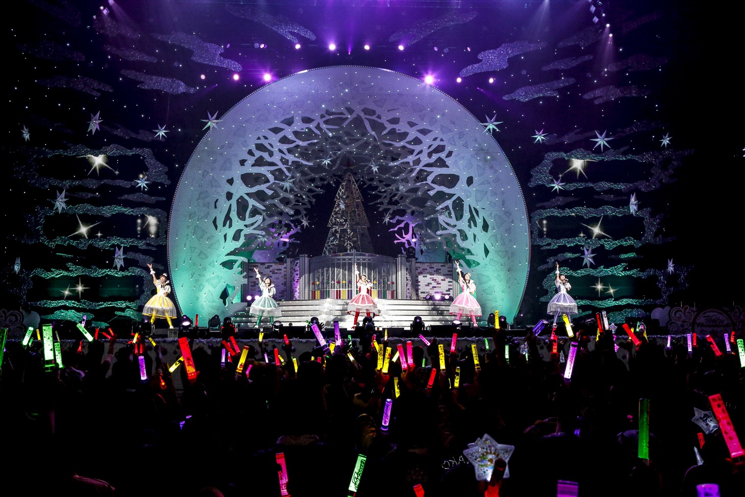 「ももいろクリスマス 2017 ～完全無欠のElectric Wonderland～」さいたまスーパーアリーナ公演の様子。（Photo by HAJIME KAMIIISAKA+Z）
