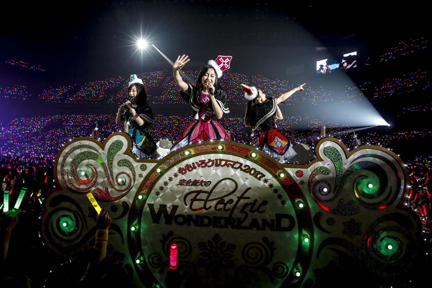 左から有安杏果、佐々木彩夏、百田夏菜子。（Photo by HAJIME KAMIIISAKA+Z）