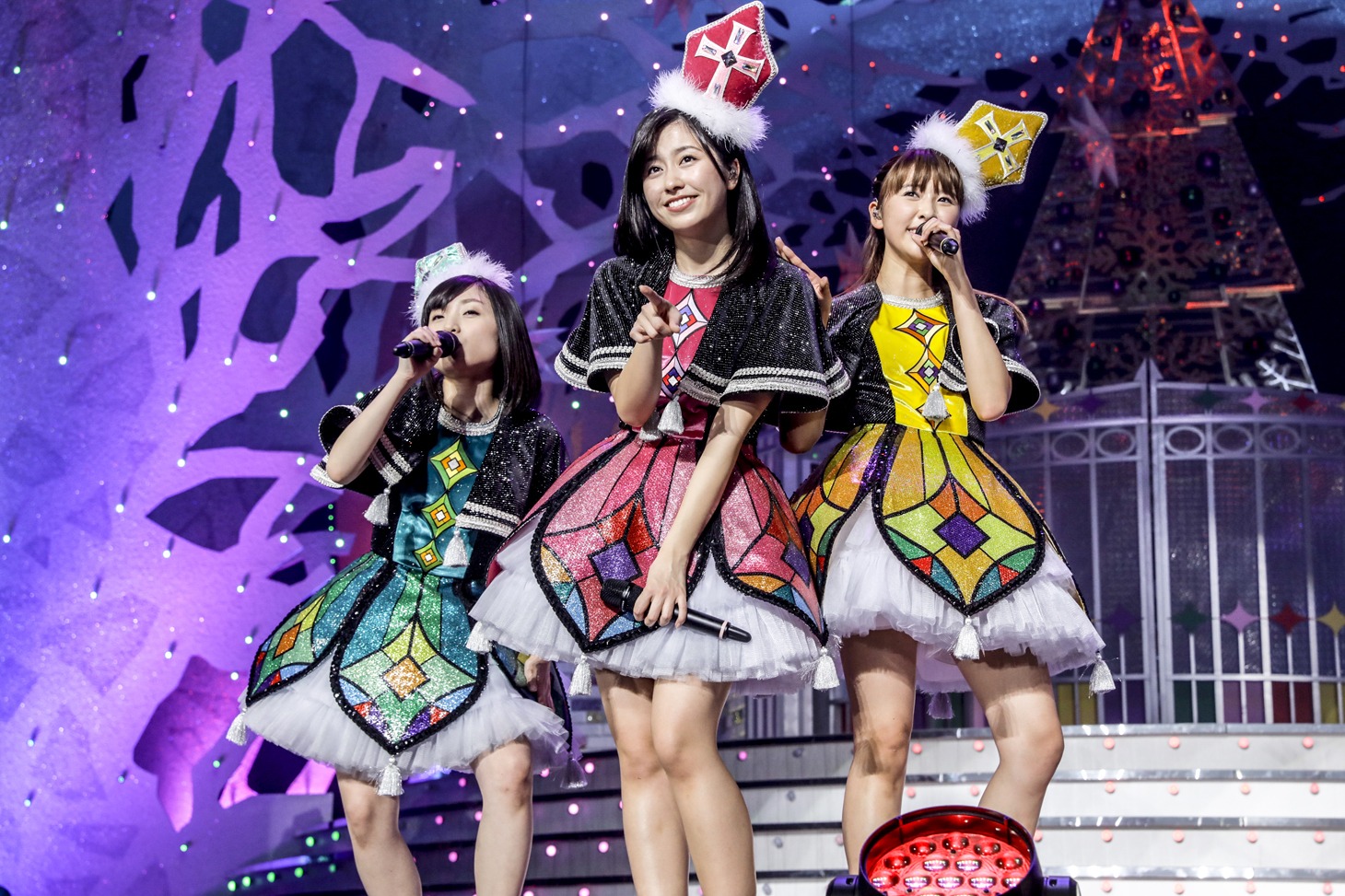 左から有安杏果、佐々木彩夏、玉井詩織。（Photo by HAJIME KAMIIISAKA+Z）