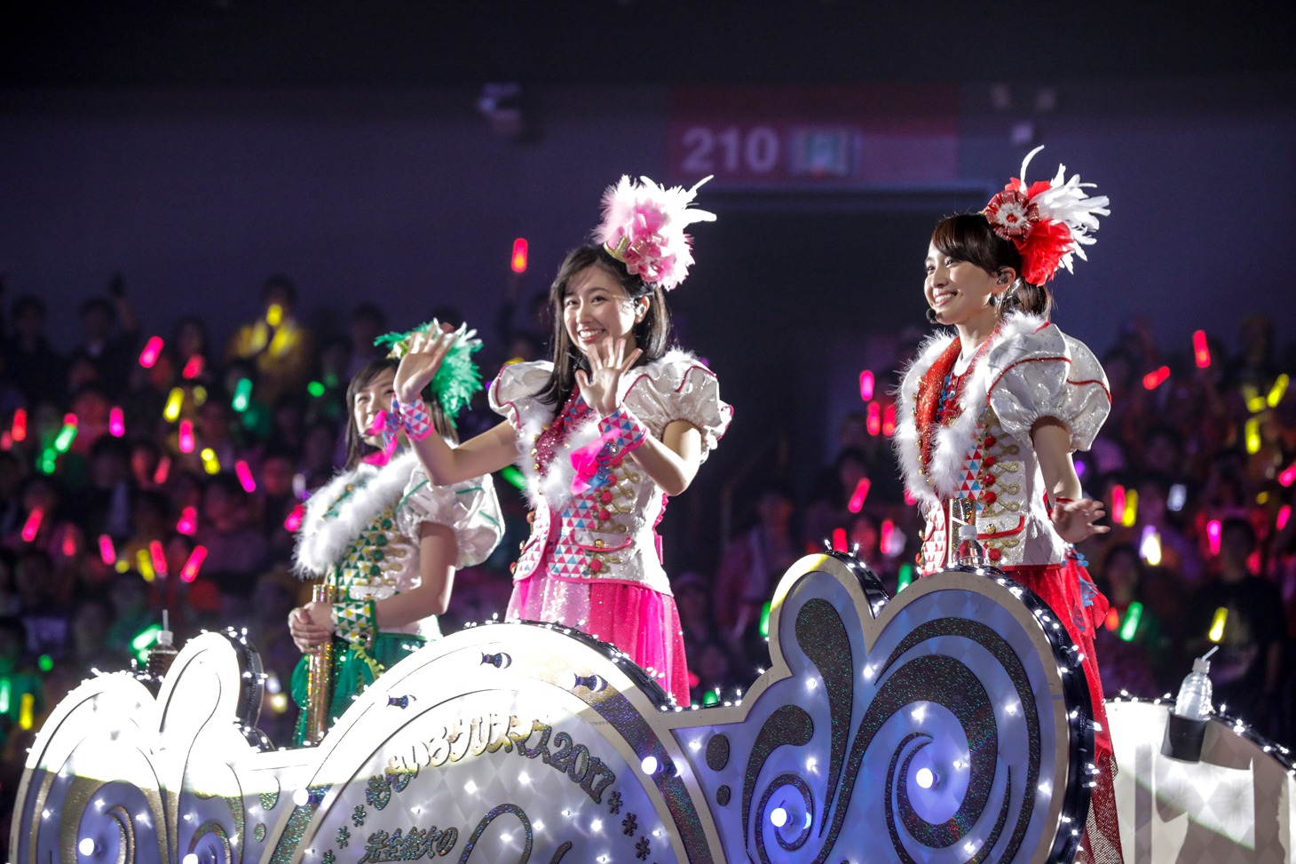 左から有安杏果、佐々木彩夏、百田夏菜子。（Photo by HAJIME KAMIIISAKA+Z）