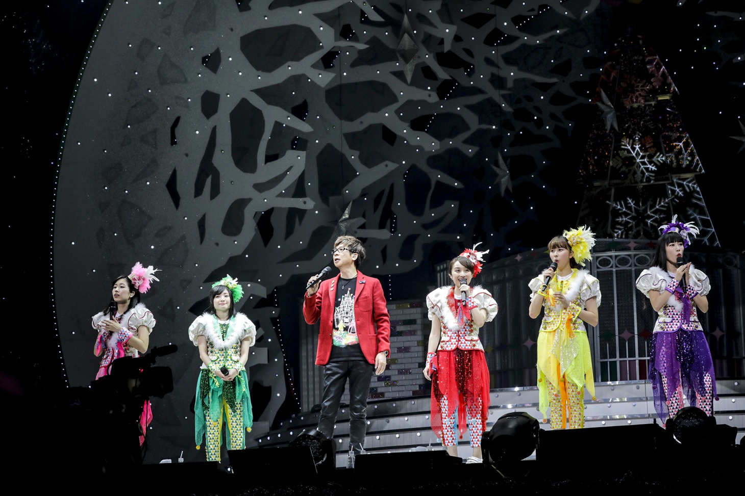 ももいろクローバーZと山寺宏一。（Photo by HAJIME KAMIIISAKA+Z）