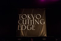 「TOKYO CUTTING EDGE」バックドロップ（Photo by Masayo）