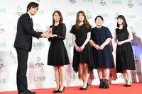 トロフィーを受け取る「あさひなぐ」出演者。