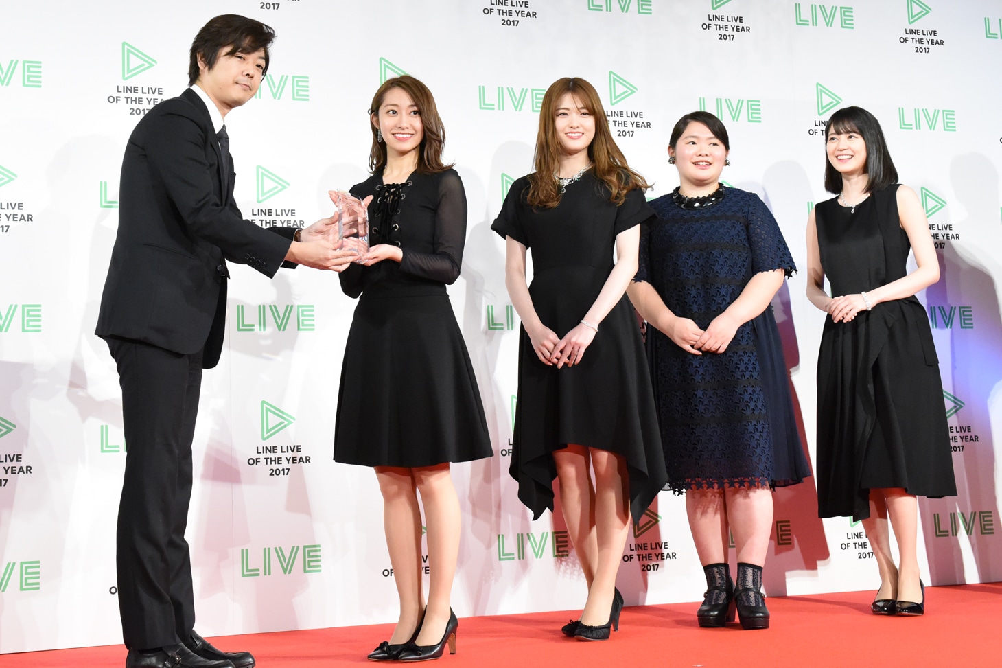 トロフィーを受け取る「あさひなぐ」出演者。