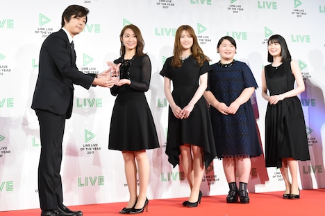 トロフィーを受け取る「あさひなぐ」出演者。