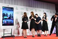 表彰式の生配信を観る桜井玲香、松村沙友理、富田望生、生田絵梨花、なだぎ武。