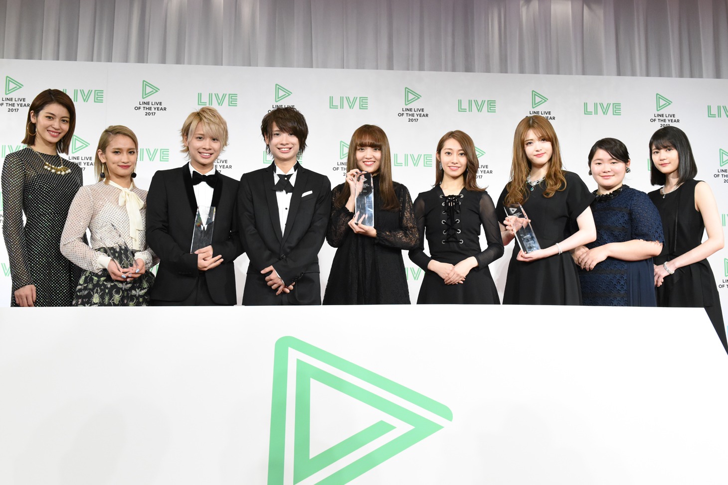 「LINE LIVE OF THE YEAR 2017」授賞式の様子。