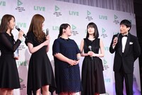 左から桜井玲香、松村沙友理、富田望生、生田絵梨花、なだぎ武。