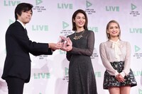 トロフィーを受け取るE-girlsの楓とYURINO。