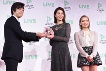 トロフィーを受け取るE-girlsの楓とYURINO。