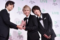 トロフィーを受け取るだいきん＆ゆうたん。