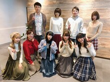 Q'ulleとMVの出演者たち。後列左から児嶋一哉、釈由美子、長村航希、中村ゆりか。