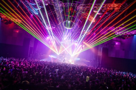 WANIMA「1CHANCE NIGHT ～来年は戌年!! ワンワン吠えて、ワンチャンばい!!～」東京・新木場STUDIO COAST公演の様子。（撮影：瀧本 JON... 行秀）