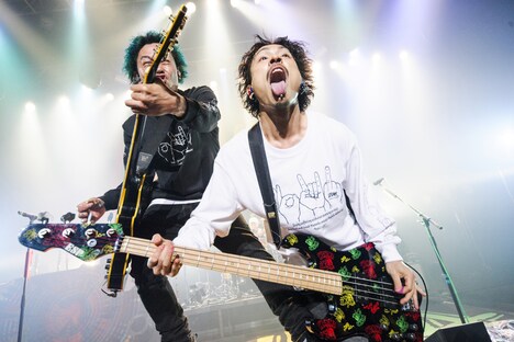 左からKO-SHIN（G, Cho）、KENTA（Vo, B）。