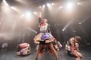 ベイビーレイズJAPAN「EMOTIONAL IDOROCK FES. 2017～虎ガースパイラル～」東京・東京キネマ倶楽部公演の様子。（写真提供：レプロエンタテインメント）
