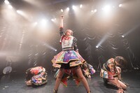 ベイビーレイズJAPAN「EMOTIONAL IDOROCK FES. 2017～虎ガースパイラル～」東京・東京キネマ倶楽部公演の様子。（写真提供：レプロエンタテインメント）