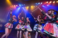 くじを引くベイビーレイズJAPAN。（写真提供：レプロエンタテインメント）