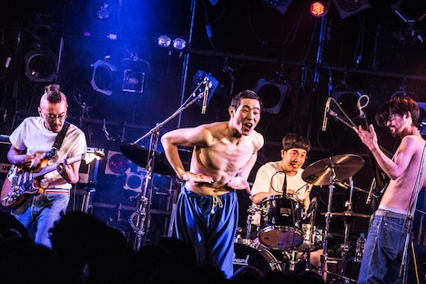 どついたるねん「どついたるねん シングル発売記念 渋谷クアトロ無料ライブ ～ガチ☆BOY～」の様子。（Photo by yuka jonishi）