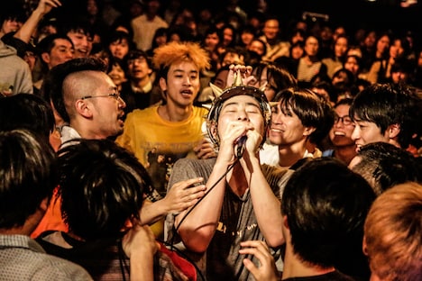 フロアで歌うワトソン。（Photo by yuka jonishi）