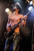 DaBass（B, G, Key, Vo）（Photo by yuka jonishi）