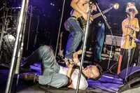 DaBassに踏まれるうーちゃん。（Photo by yuka jonishi）