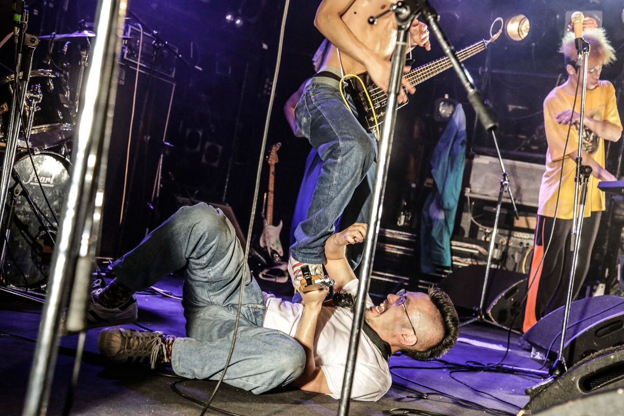 DaBassに踏まれるうーちゃん。（Photo by yuka jonishi）