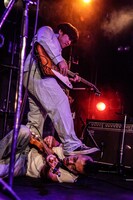 先輩に踏まれるうーちゃん。（Photo by yuka jonishi）