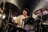 浜公氣（Dr, Vo）（Photo by yuka jonishi）