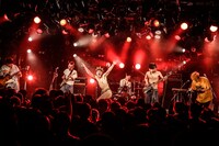 どついたるねん「どついたるねん シングル発売記念 渋谷クアトロ無料ライブ ～ガチ☆BOY～」の様子。（Photo by yuka jonishi）