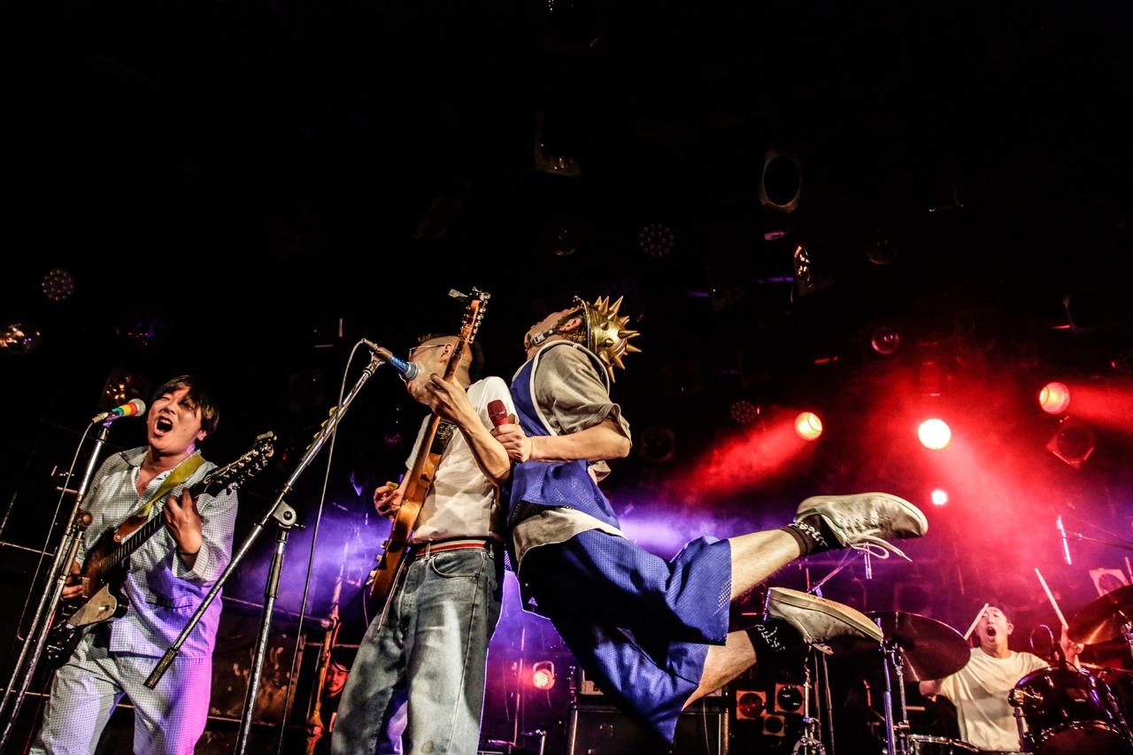 うーちゃんに体当たりするワトソン。（Photo by yuka jonishi）