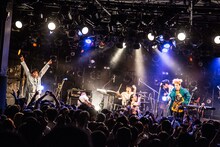 どついたるねん「どついたるねん シングル発売記念 渋谷クアトロ無料ライブ ～ガチ☆BOY～」の様子。（Photo by yuka jonishi）