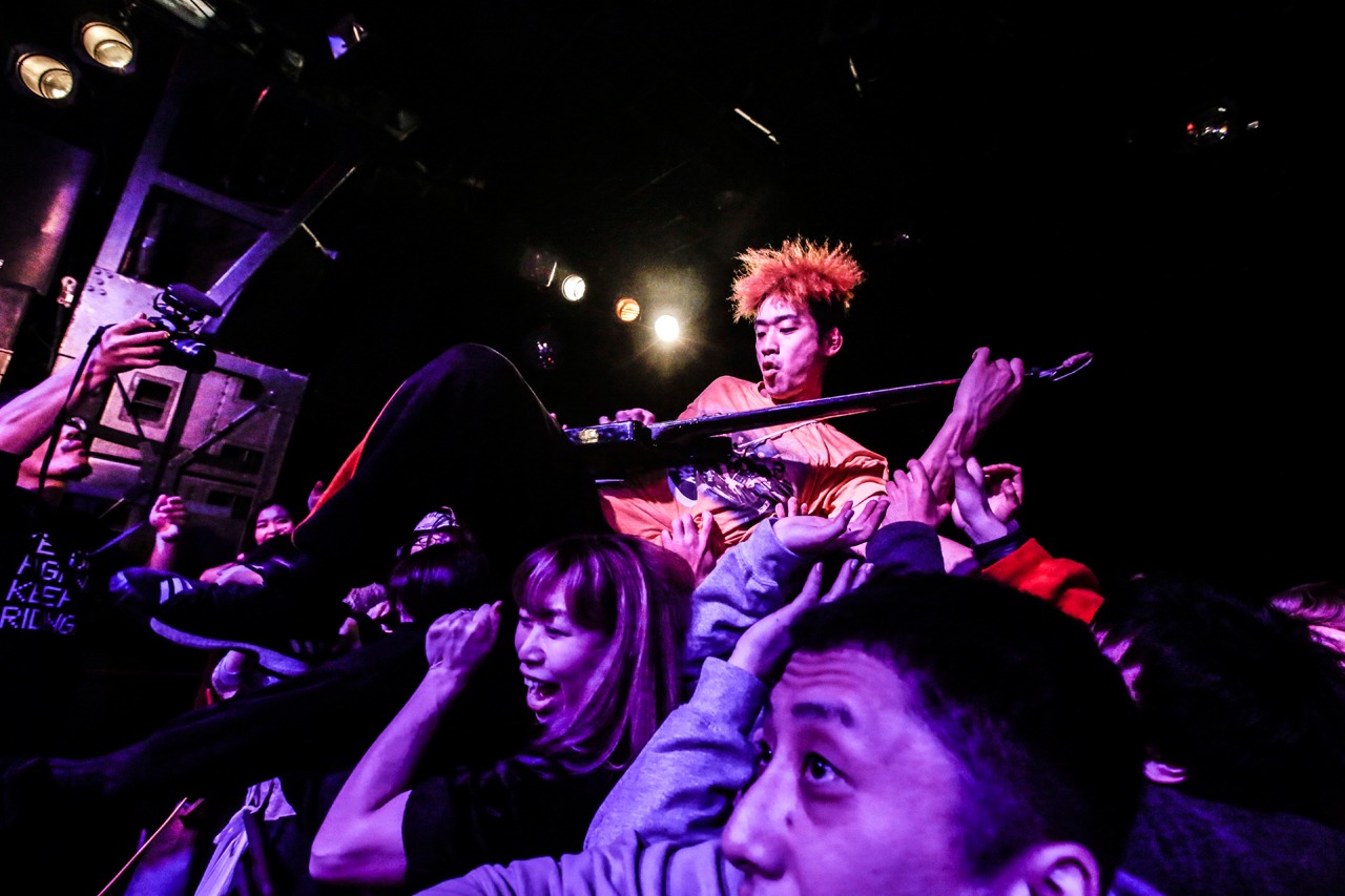 フロアにダイブする山ちゃん。（Photo by yuka jonishi）